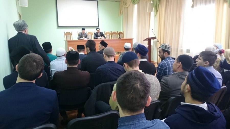 Заместитель мутфия РТ Рустам хазрат Хайруллин встретился со студентами выпускных курсов РИИ и КИУ