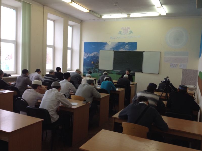 Камиль хазрат Самигуллин по пятницам ведет лекции по дисциплине ибадат в РИИ