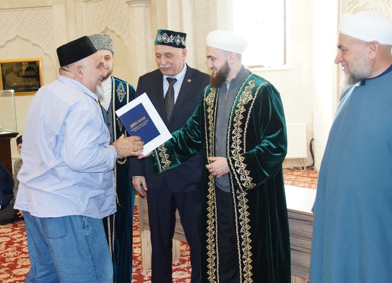 Татарстан мөфтие Болгарда имамнарга дипломнар тапшырды