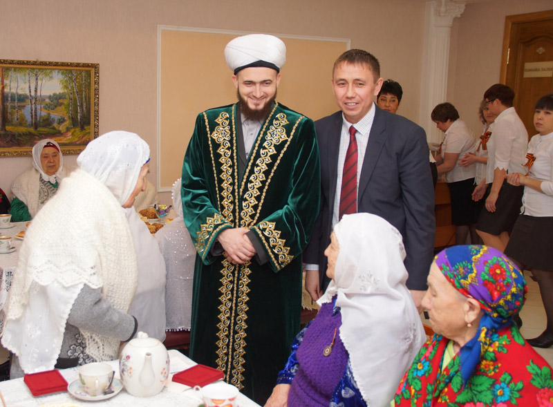 Мөфти Әтнә мөхтәсибәтендә район җитәкчесе белән очрашты, ветераннар белән бергә дога кылды