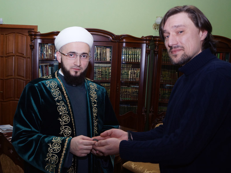 Сергей Матвиенко Татарстан мөфтиенә Кәгъбәтулладагы Кара ташның бер кисәген  бүләк итте