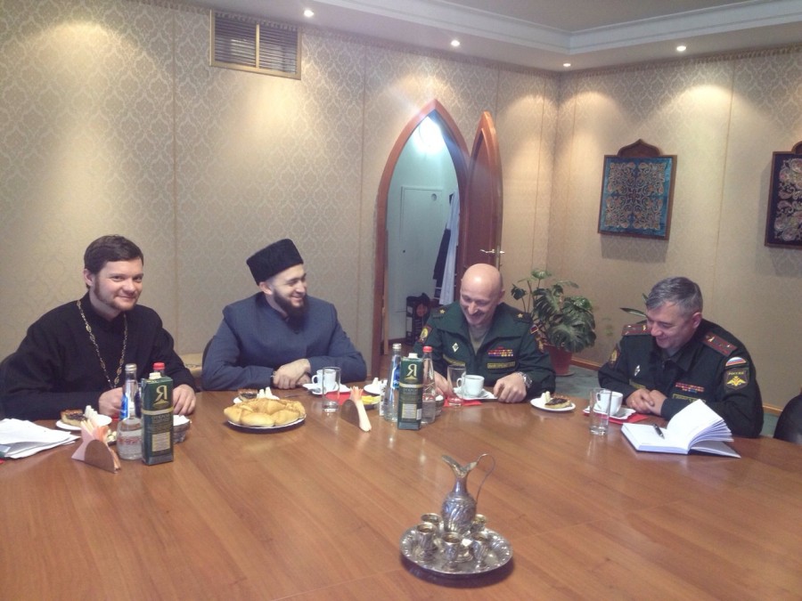 Татарстан мөфтие Казан танк училищесы  җитәкчесе  белән очрашты