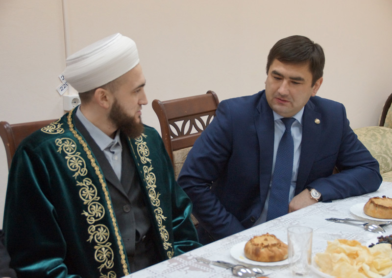 Татарстан мөфтие Кукмара районы башкарма комитеты җитәкчесе Сергей Димитриев белән очрашты